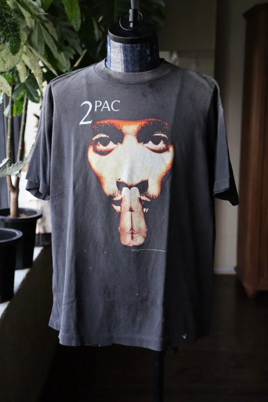 SAINT Mxxxxxx × 2PAC 2PC_SS TEE/2PAC/BLK 2PAC co-branded model 2PAC character TEE washed black S-XL A blockbuster co-branded project by the legendary hip-hop artist 2PAC The printing part refers to the iconic graphics on the cover of 2PAC's albums "R U Still Down" and "Shakur" The entire garment is rewashed and distressed/holes processed Printing cracked effect The ceiling of New Vintage 2PAC powder is a must-have